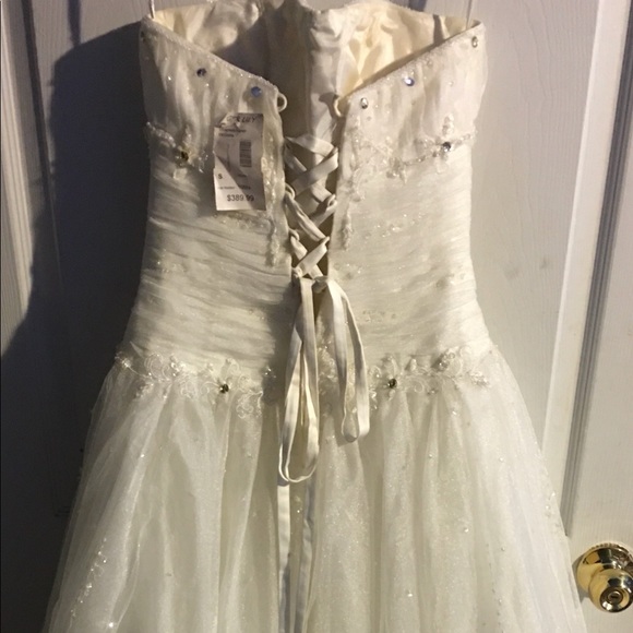 Formal gown/prom/semi formal/gala/wedding - Picture 4 of 8